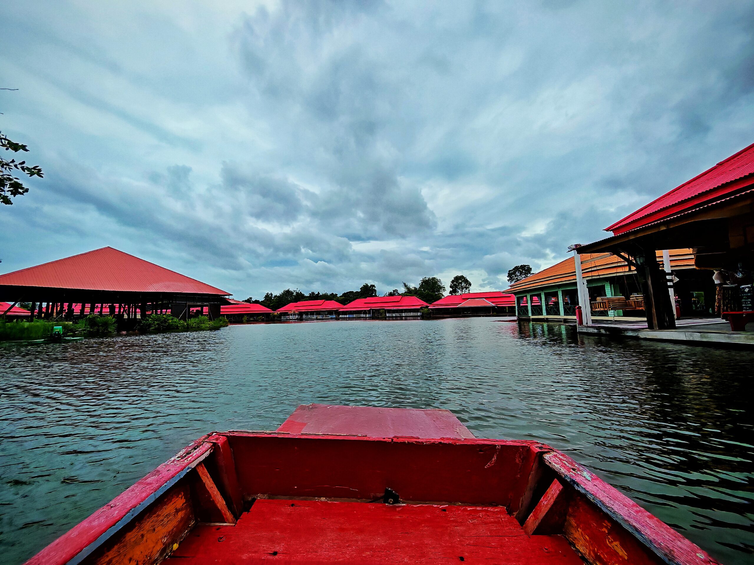 ล่องเรือให้อาหารปลายักษ์ในตลาดน้ำหัวหินสามพันนาม